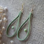 Amandelgroen leer en lichtgroene edelsteen oorbellen