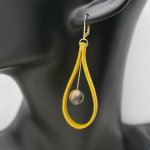Oorbellen van mosterdgeel leer en edelsteen 