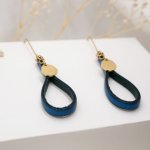 Blauwe leren oorbellen met gouden kwastje