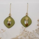 Groen metallic hout en gouden zon hanger oorbellen