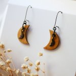Houten maan oorbellen met messing bedels