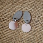 Kleine geometrische houten oorbellen in blauw grijs zilver 