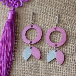 Houten geometrische hanger oorbellen Fuchsia en Grijs