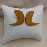 Grafische oorbellen in verguld hout