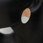 Grote ovale oorbellen in walnoothout en grijs metallic