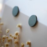 Ovale oorbellen in grijs geschilderd hout met metaaleffect