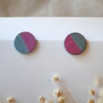 Ronde houten oorbellen beschilderd in grijs en fuchsia duo metallic effect