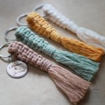Porte-clés macramé et cabochon en bois gravé personnalisé sur anneau argenté