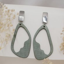 Grote houten oorbellen, groen of grijs geschilderd