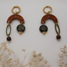 Oorbellen van hout, edelsteen en verguld messing