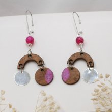 Oorbellen van walnoothout met fuchsia kralen