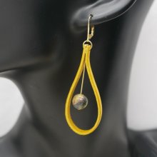 Oorbellen van mosterdgeel leer en edelsteen 