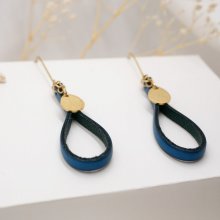Blauwe leren oorbellen met gouden kwastje