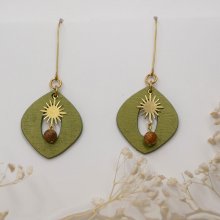 Groen metallic hout en gouden zon hanger oorbellen