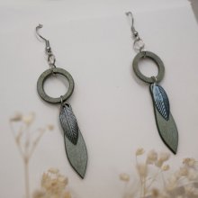 Oorbellen van hout en metalen bladeren met grijsgroene patina