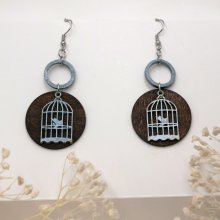 Grafische walnoothouten oorbellen met vogelkooi hanger