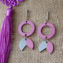 Houten geometrische hanger oorbellen Fuchsia en Grijs