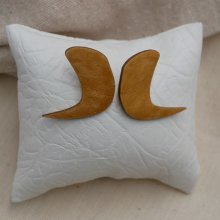 Grafische oorbellen in verguld hout