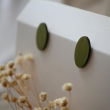 Ovale houten oorbellen geschilderd in een duo van groen met een metallic effect