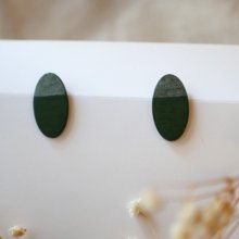 Ovale houten oorbellen beschilderd in groen en grijs duo metallic effect
