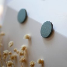 Ovale oorbellen in grijs geschilderd hout met metaaleffect