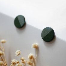 Ronde houten oorbellen beschilderd in donkergroen en grijs metallic effect