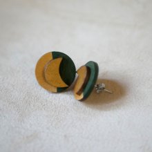 Ronde houten oorbellen met manen in donkergroen en goud