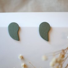 Metallic grijs-groen hout grafische oorbellen