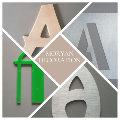Decoratieve letters van hout of metaal, deurnamen, houders om te versieren 