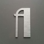 Geborstelde metalen letter BETTY BLACK