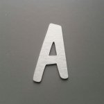 Geborstelde metalen letter DOM CASUAL