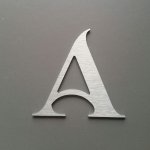 Geborstelde metalen letter SHANGRI LA