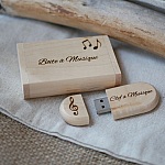 USB-stick van 128 GB, 3.0, in een gepersonaliseerde doos van licht esdoornhout