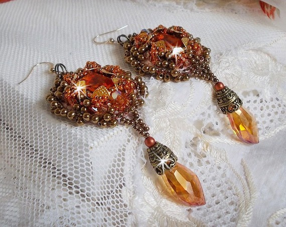 BO Harmony Amber geborduurd met Swarovski kristallen, 1960's bohemian glas cabochons, mini kralen, rocailles en 14 karaat Gold Filled oorhaken.