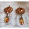BO Harmony Amber geborduurd met Swarovski kristallen, 1960's bohemian glas cabochons, mini kralen, rocailles en 14 karaat Gold Filled oorhaken.