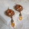 BO Harmony Amber geborduurd met Swarovski kristallen, 1960's bohemian glas cabochons, mini kralen, rocailles en 14 karaat Gold Filled oorhaken.