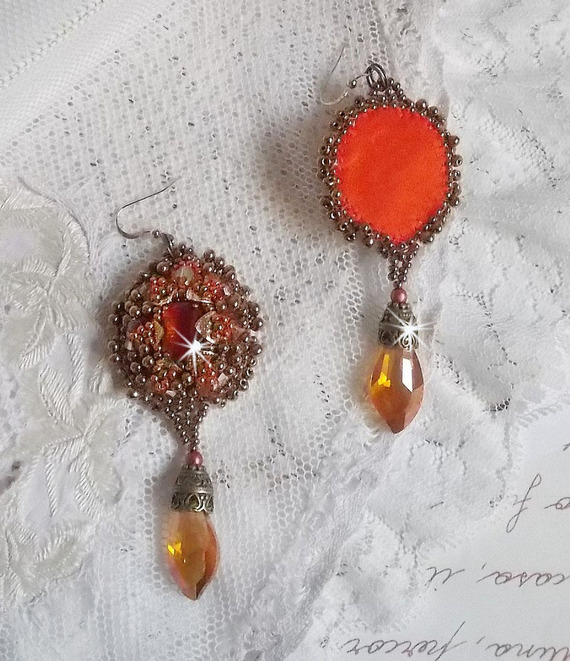BO Harmony Amber geborduurd met Swarovski kristallen, 1960's bohemian glas cabochons, mini kralen, rocailles en 14 karaat Gold Filled oorhaken.