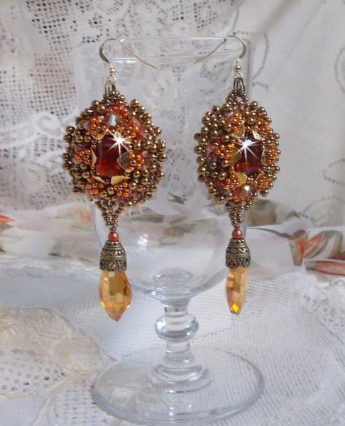 BO Harmony Amber geborduurd met Swarovski kristallen, 1960's bohemian glas cabochons, mini kralen, rocailles en 14 karaat Gold Filled oorhaken.