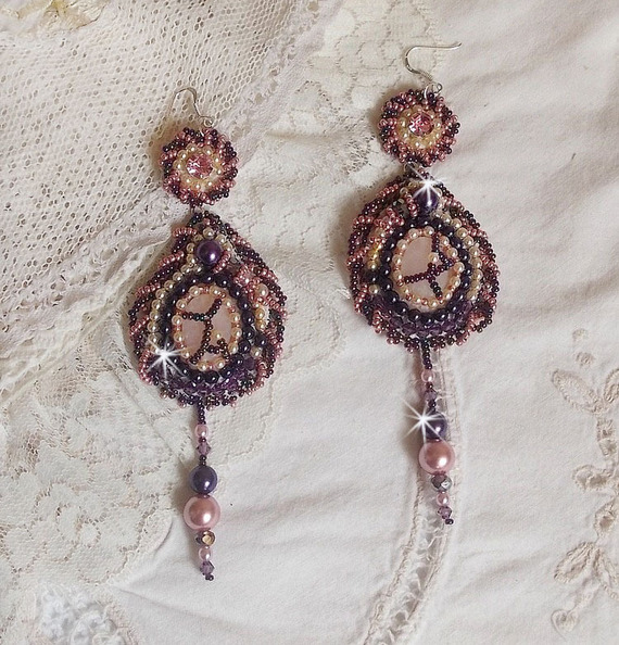 BO Grace geborduurd met Rozenkwarts, Swarovski kristallen, parelkralen, rocailles en 925/1000 Sterling zilveren oorhaken.