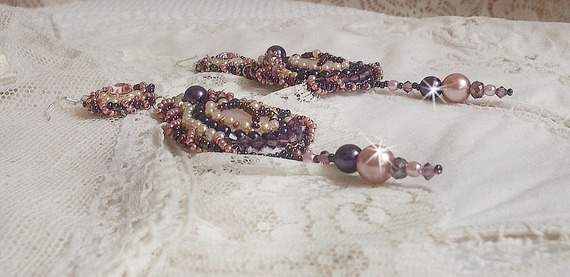 BO Grace geborduurd met Rozenkwarts, Swarovski kristallen, parelkralen, rocailles en 925/1000 Sterling zilveren oorhaken.