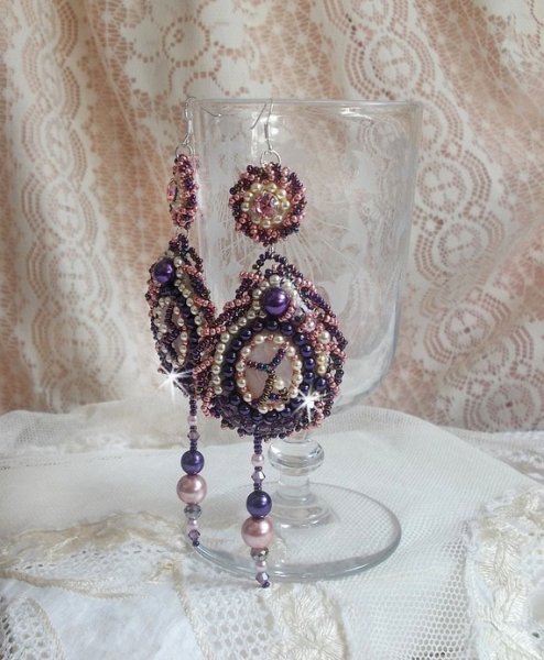 BO Grace geborduurd met Rozenkwarts, Swarovski kristallen, parelkralen, rocailles en 925/1000 Sterling zilveren oorhaken.
