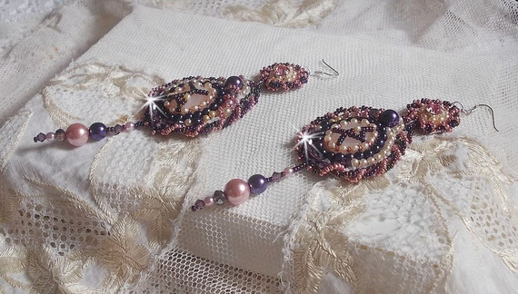 BO Grace geborduurd met Rozenkwarts, Swarovski kristallen, parelkralen, rocailles en 925/1000 Sterling zilveren oorhaken.