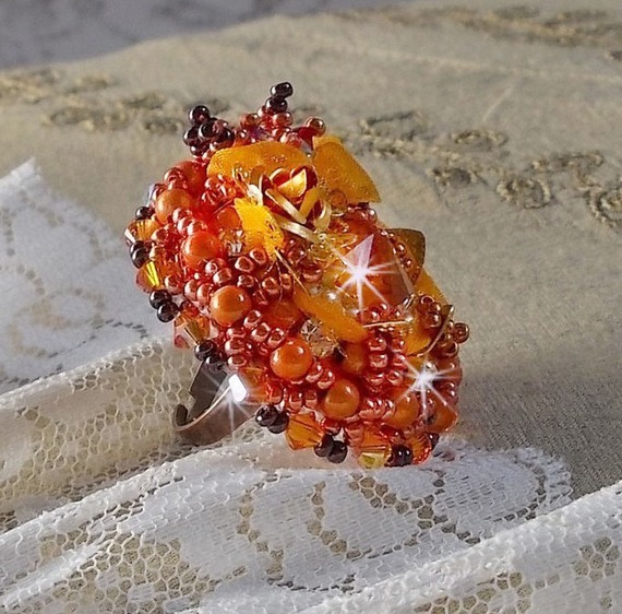 Les Rêves d'Acapulco ring geborduurd met Swarovski kristallen, Miyuki rocailles, glas en parels in een chique Boho Ethnic stijl.
