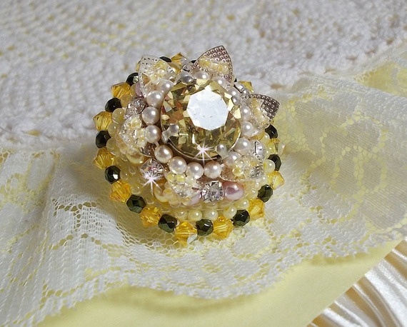 Bloemenring geborduurd met Swarovski kristallen, ronde parels, rocailles en een 925/1000 zilveren ringstandaard.