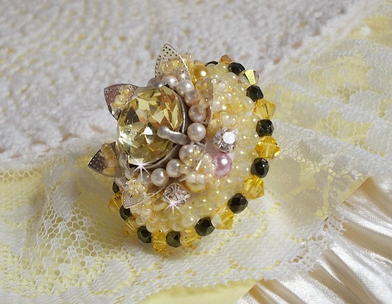 Bloemenring geborduurd met Swarovski kristallen, ronde parels, rocailles en een 925/1000 zilveren ringstandaard.