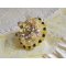 Bloemenring geborduurd met Swarovski kristallen, ronde parels, rocailles en een 925/1000 zilveren ringstandaard.