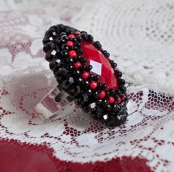 Midnight in Paris ring geborduurd met een rode facet geslepen cabochon en ronde zwarte parels