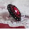 Midnight in Paris ring geborduurd met een rode facet geslepen cabochon en ronde zwarte parels