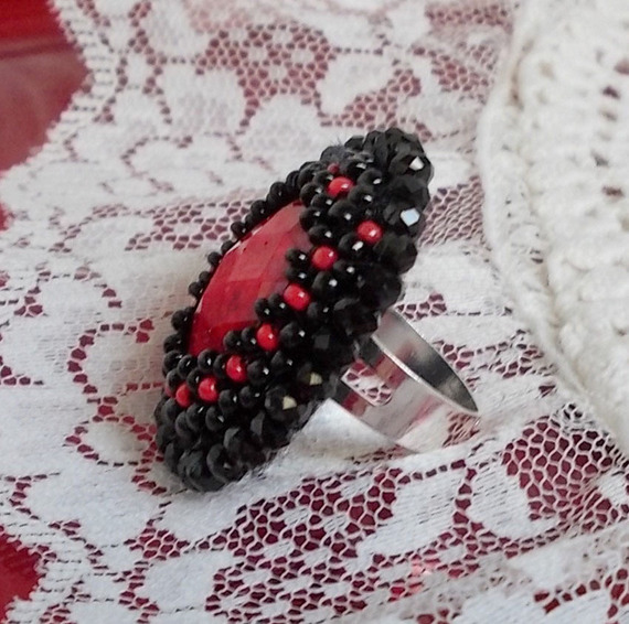 Midnight in Paris ring geborduurd met een rode facet geslepen cabochon en ronde zwarte parels