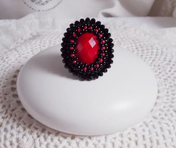 Midnight in Paris ring geborduurd met een rode facet geslepen cabochon en ronde zwarte parels